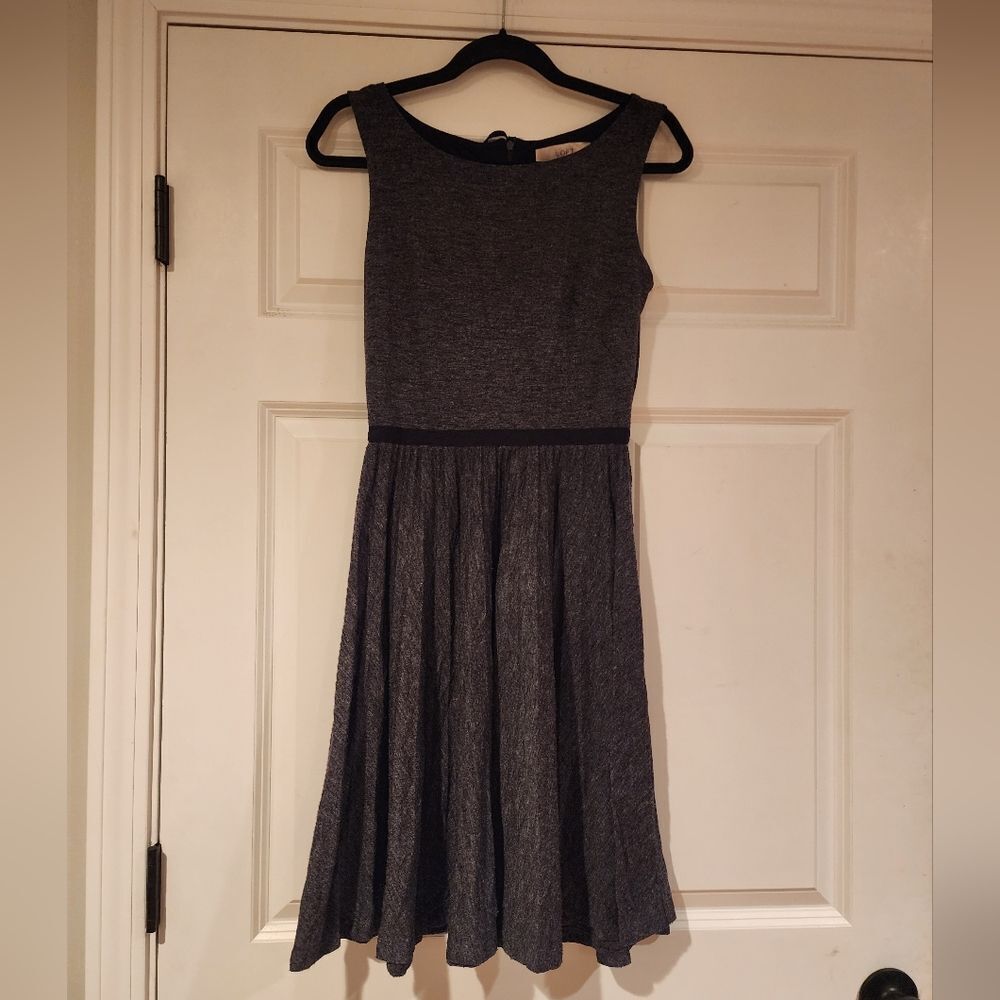 Loft stretchy gray and black sleeveless knee length dress Size 2